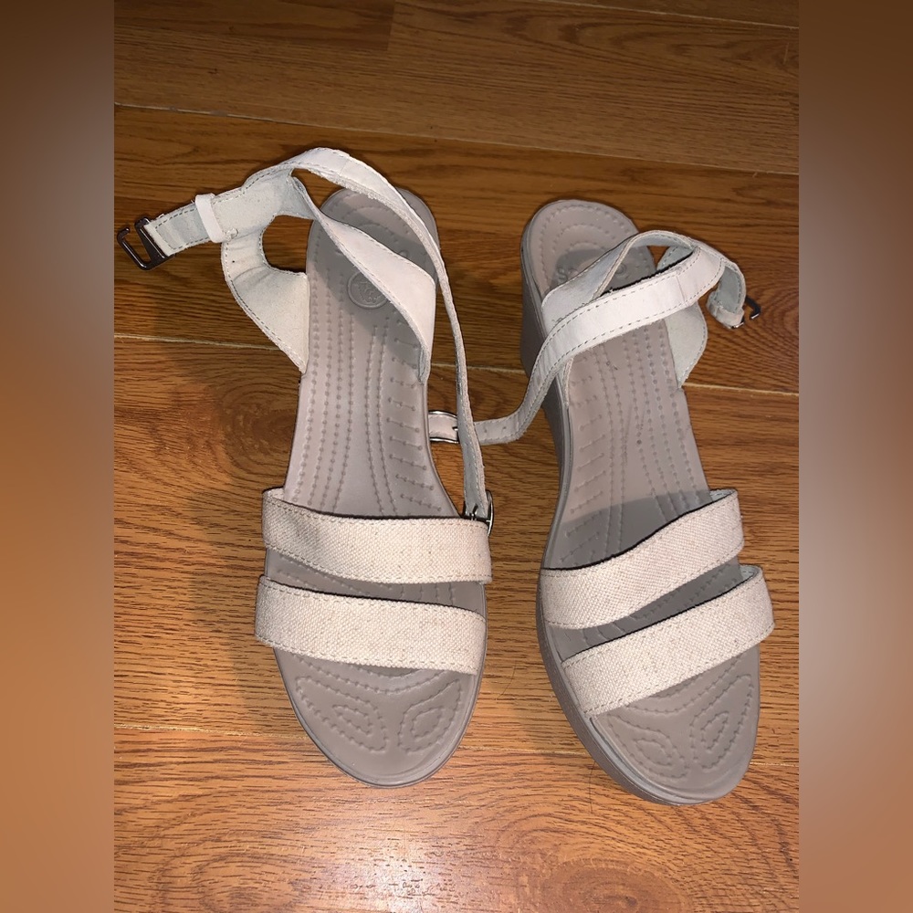Crocs leigh ll size 9W 3.5 wedge